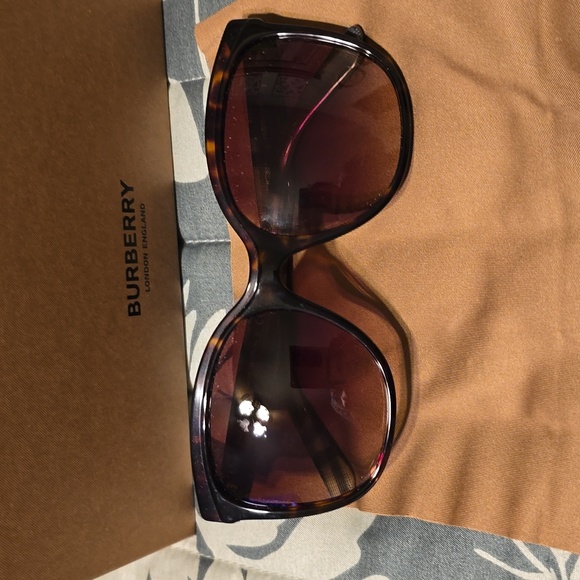 🆕Burberry Sunglasses - Picture 3 of 6